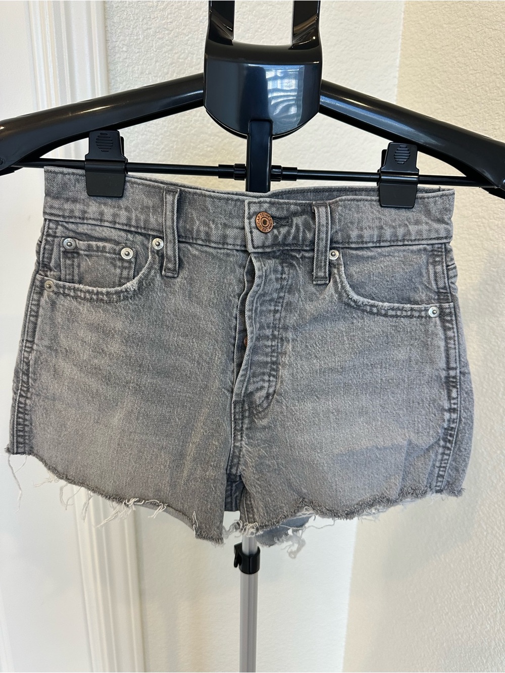 EUC Women’s GAP Gray Distressed Cheeky High Rise Denim Shorts size 25/0P